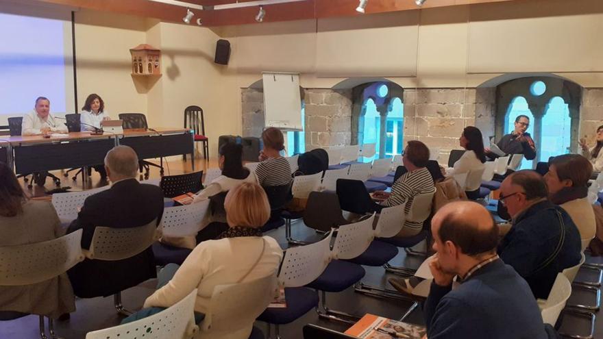 Asistentes a la inauguración del taller, ayer, en el Valdecarzana. |