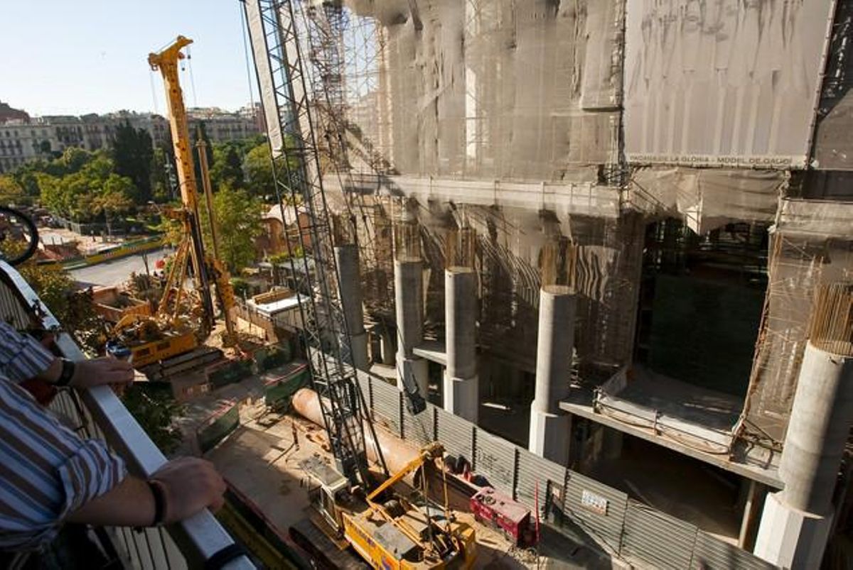 Treballs d’instal·lació de pilons al costat de la Sagrada Família per evitar les vibracions de l’AVE, en el seu pas pel subsòl del carrer de Mallorca.