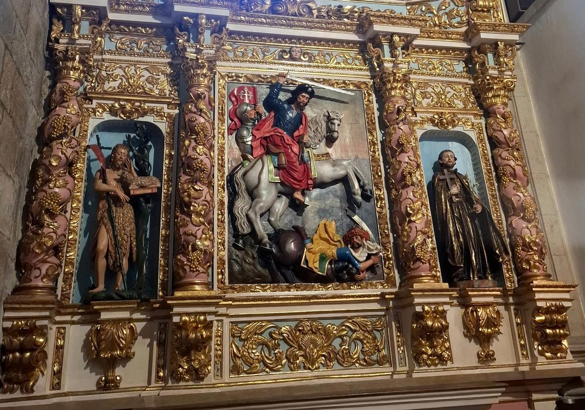 Retablo restaurado de la capilla de Santiago, en la catedral de Tui.