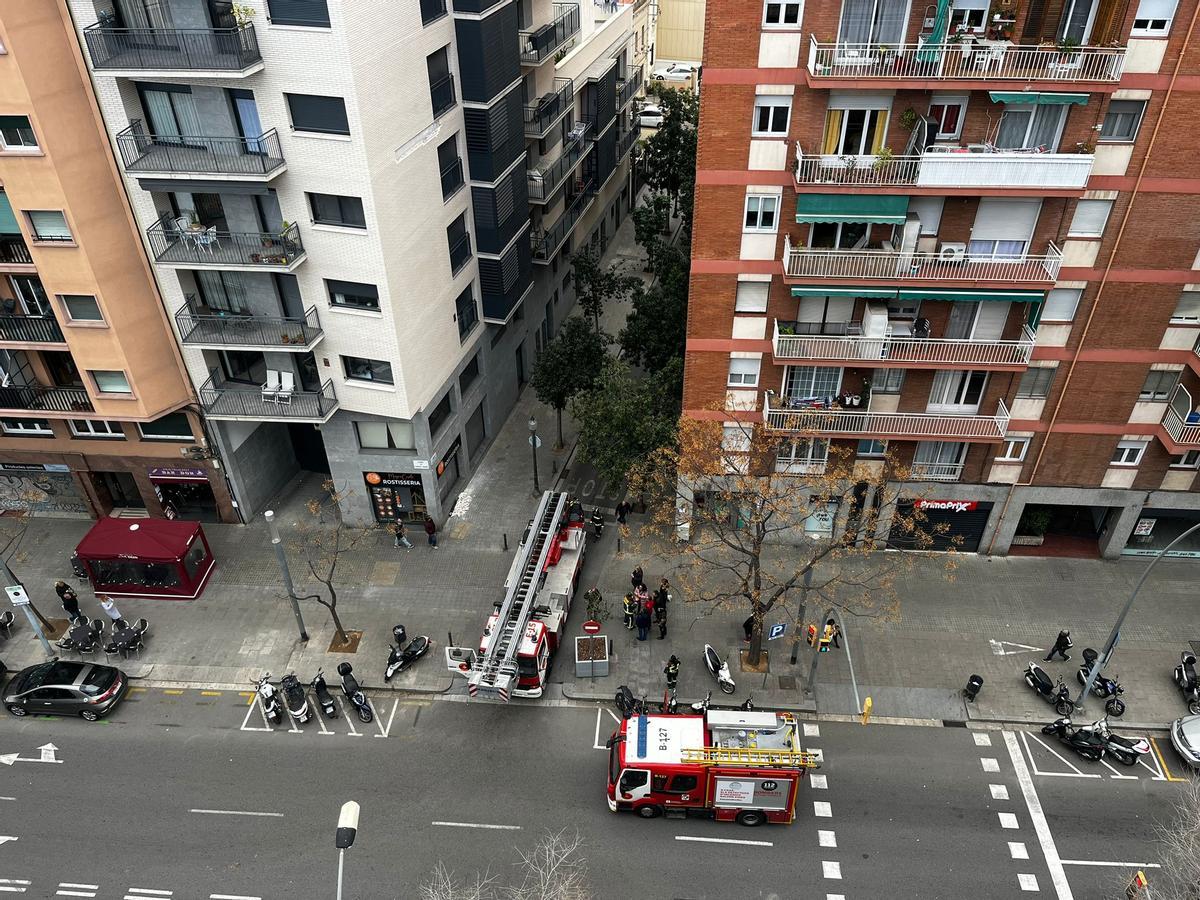 Ensurt en un carrer de Barcelona al desprendre’s un tros de façana