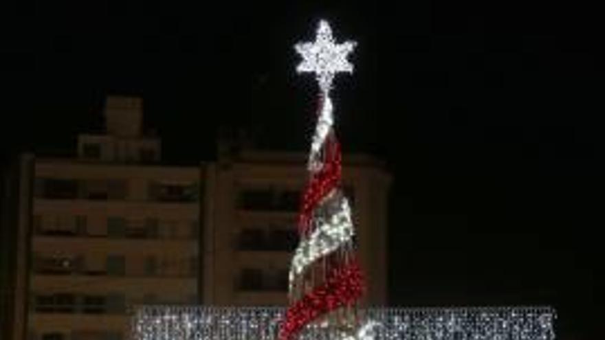 El árbol de Navidad instalado ayer en Alzira.