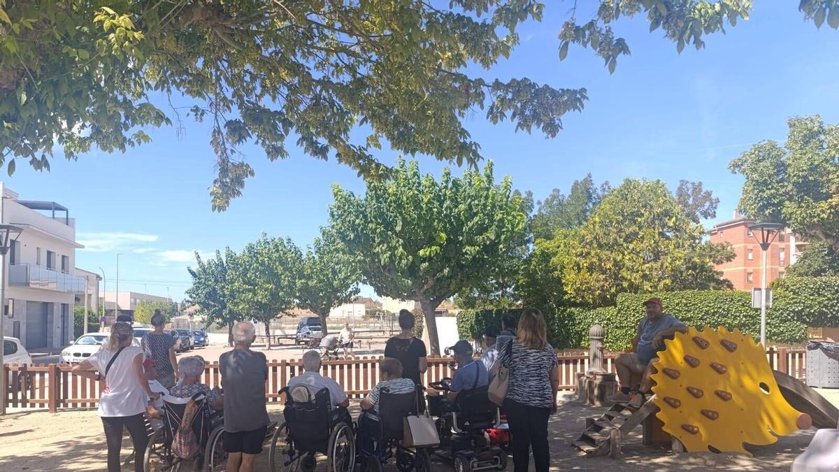 Veïns de Santpedor reclamen més ombra a la plaça de la Pau davant les altes temperatures