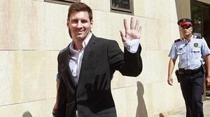 Messi abandona els jutjats amb gran suport popular
