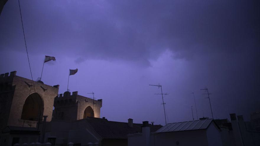 Una impressionant tempesta elèctrica il·lumina el cel de València