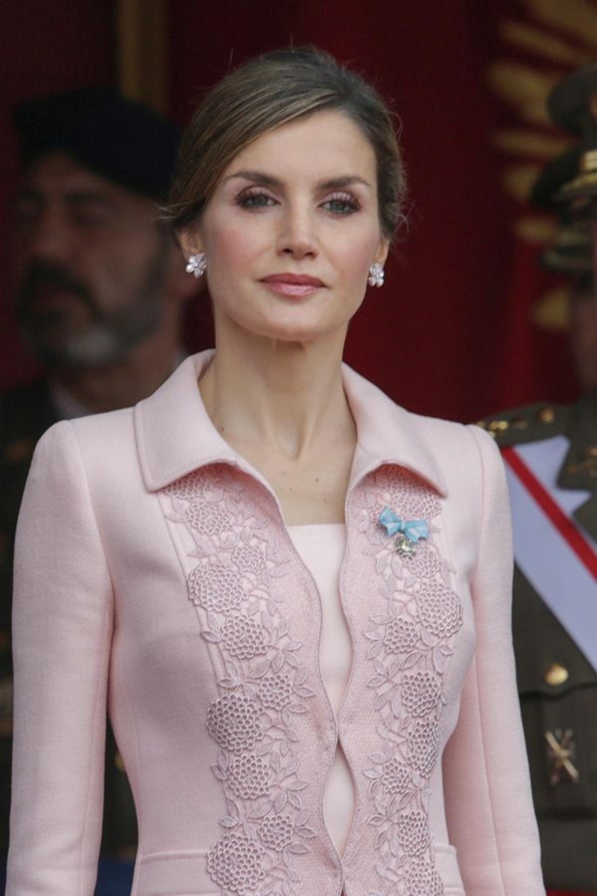 La belleza de Letizia Ortiz en Salamanca con abrigo rosa