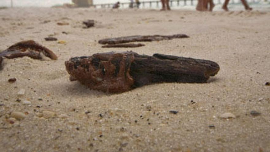 Restos de fuel en la playa de Pensacola