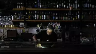 Unas mechas "a medio hacer", farmacias guardando provisiones y bares llenos a oscuras: así se ha vivido el gran apagón en Madrid
