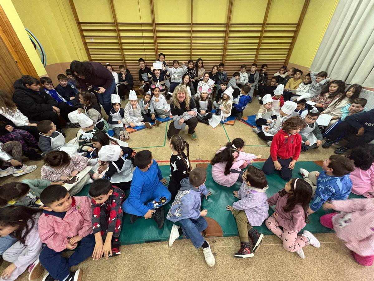 Alumnos de El Coto, con la directora madrileña.