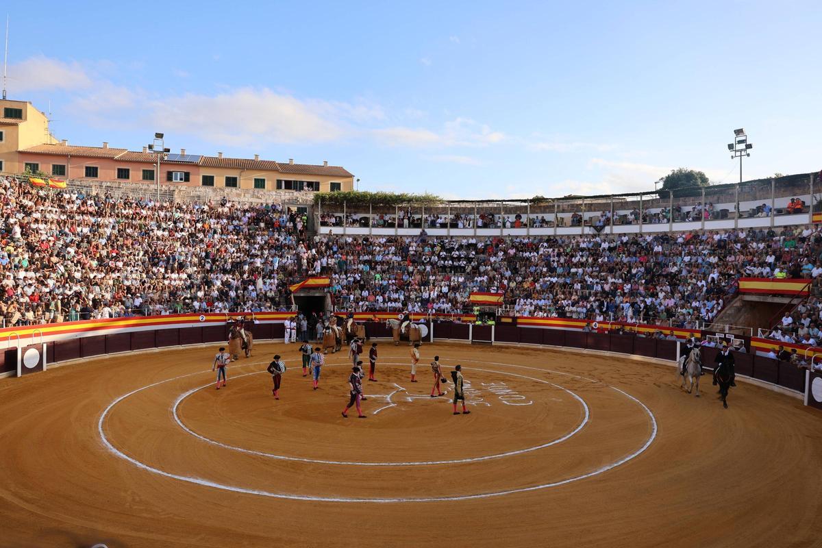 Aspecto general del lleno que presentaban los tendidos en La Monumental de Muro