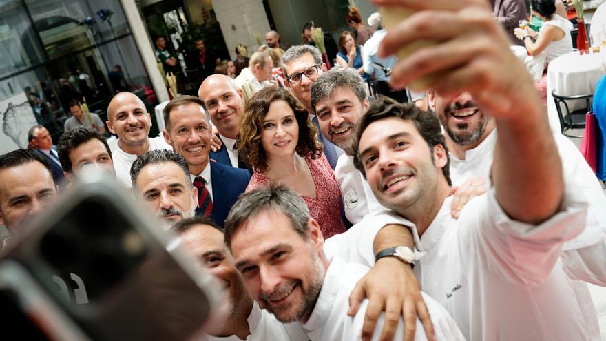 LA PRESIDENTA DE LA COMUNIDAD DE MADRID, ISABEL DÍAZ AYUSO, EN LA PRESENTACIÓN DE UN LIBRO SOLIDARIO A BENEFICIO DE LA ISLA DE LA PALMA