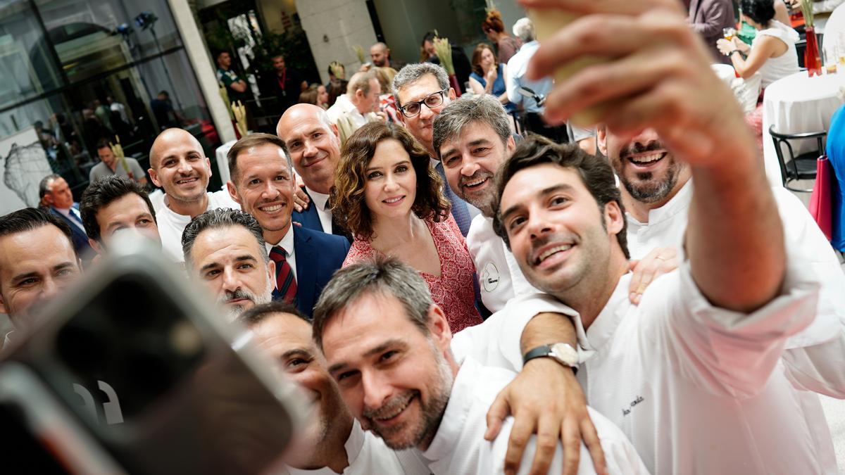 LA PRESIDENTA DE LA COMUNIDAD DE MADRID, ISABEL DÍAZ AYUSO, EN LA PRESENTACIÓN DE UN LIBRO SOLIDARIO A BENEFICIO DE LA ISLA DE LA PALMA