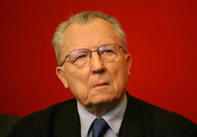FILE PHOTO: Frances socialist leader Jacques Delors seen during a press conference in support of the yes to t..