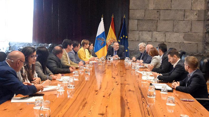 Torres durante la reunión con los miembros de AMTC.