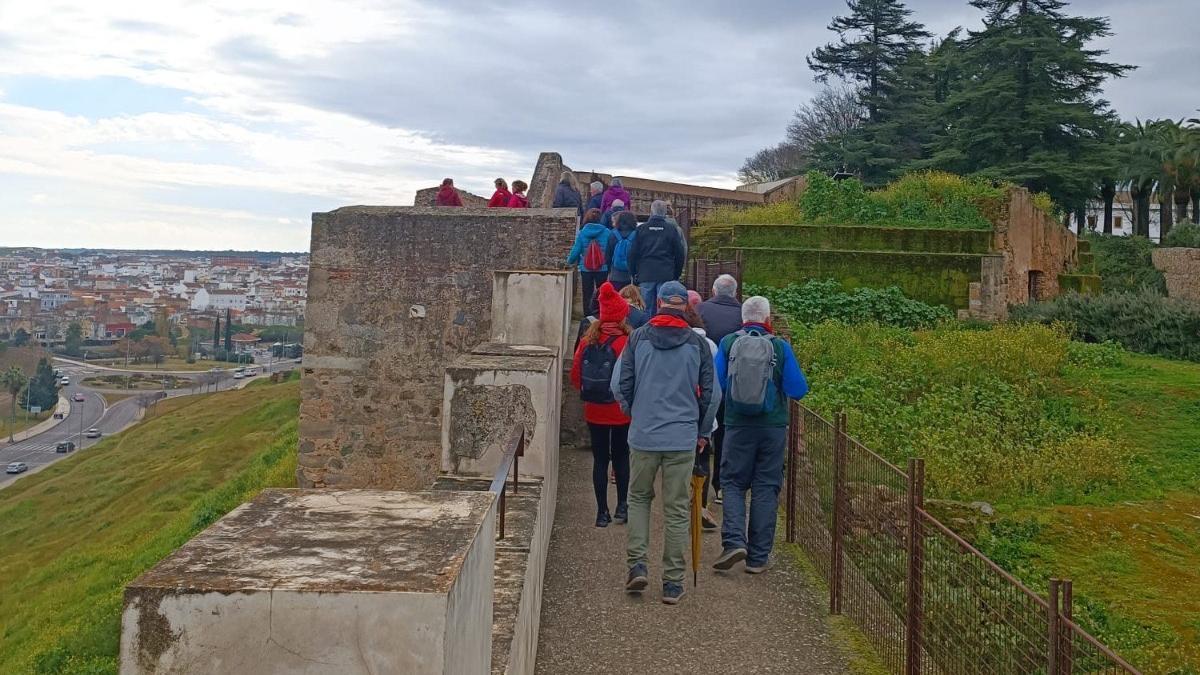 Un grupo camina por la muralla.