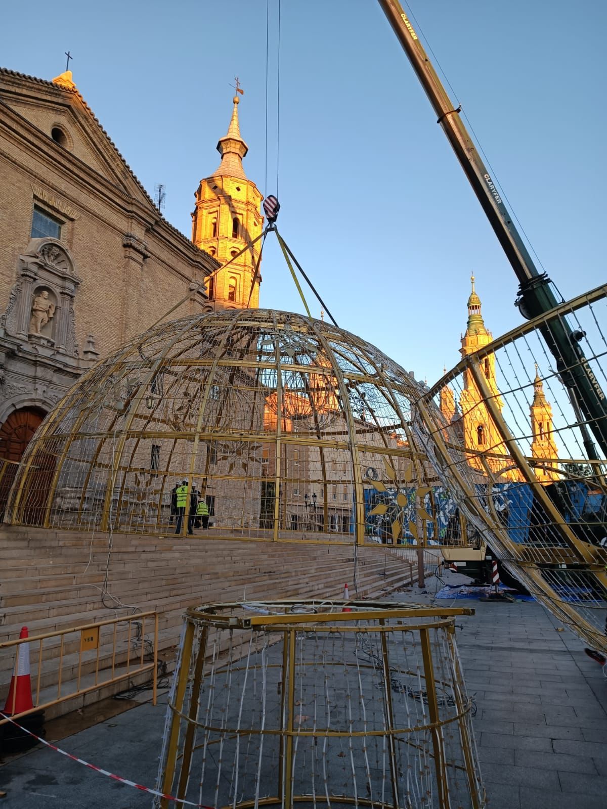 EN IMÁGENES | La bola gigante de Navidad aterriza de nuevo en Zaragoza