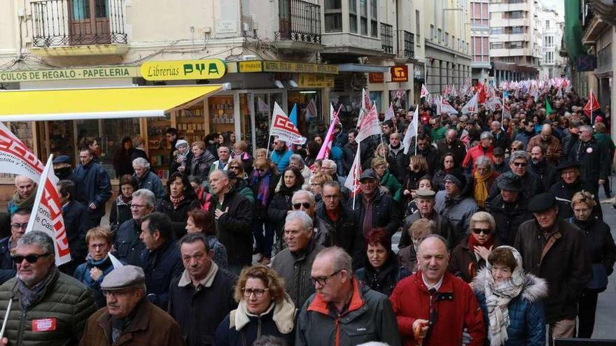 Los participantes avanzan por la calle de Santa Clara.