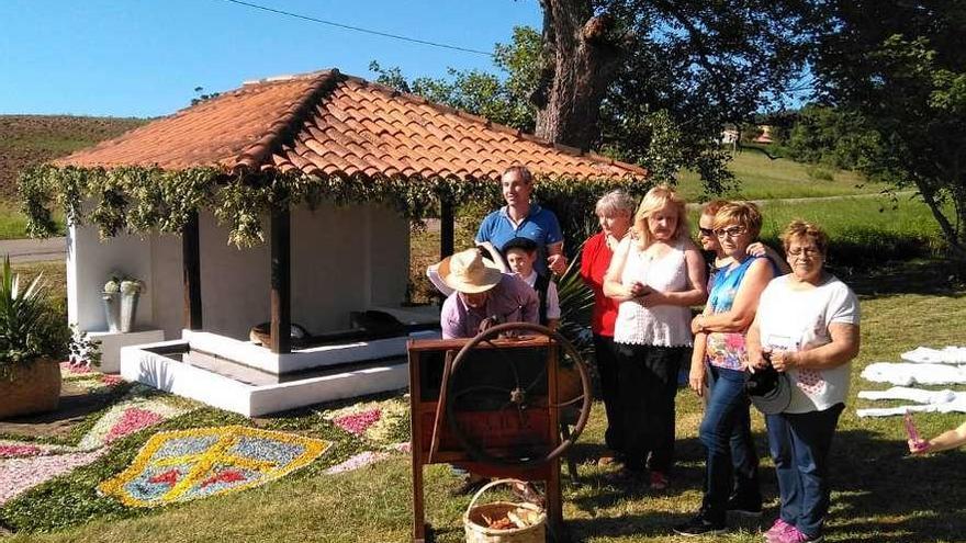 Arriba, el lavadero de Viodo; abajo, la &quot;fonte&#039;l Calandru&quot; (a la izquierda) y la fuente de Ordoño.