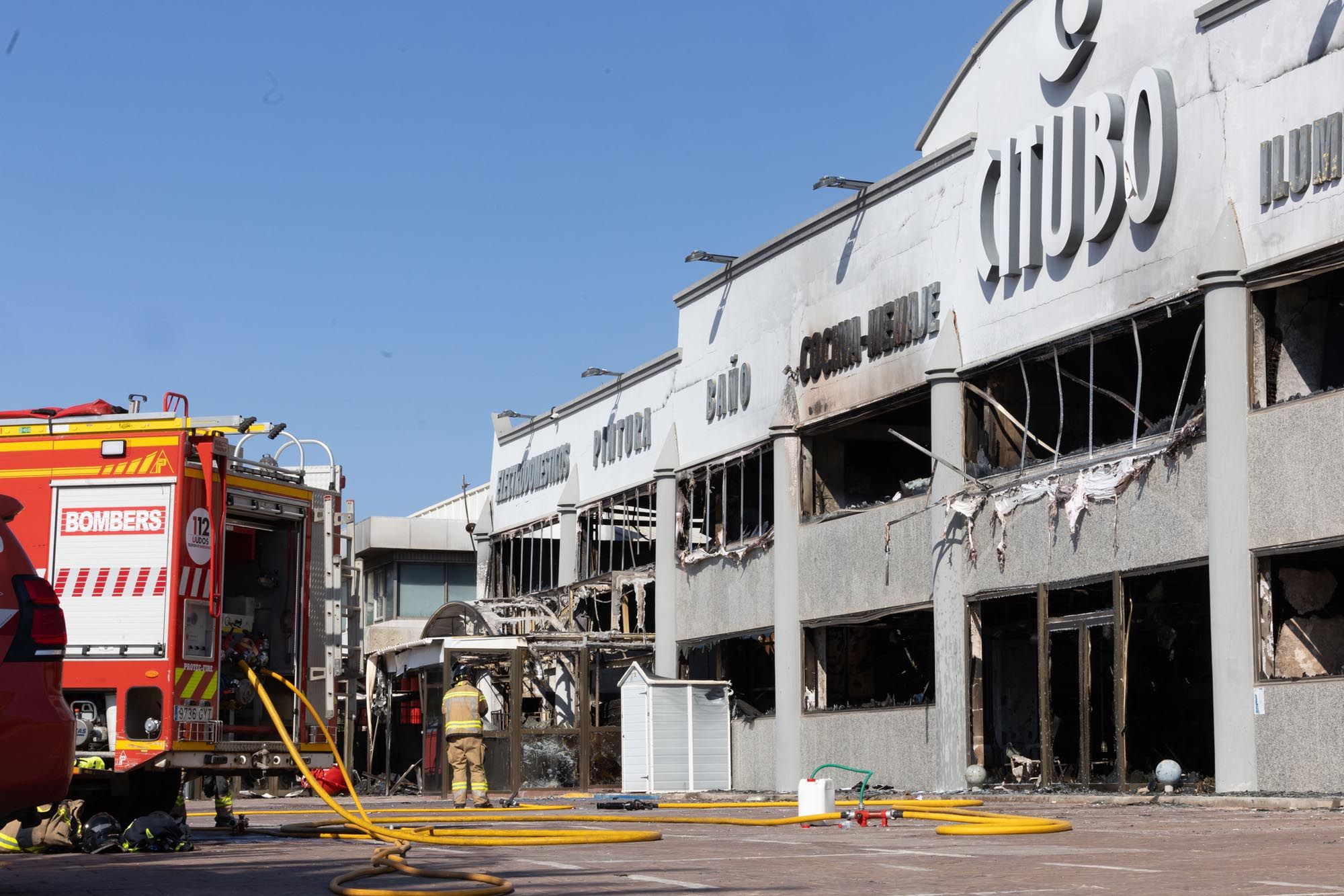 Desoladoras imágenes el día después del incendio de la nave de Citubo en Ibiza