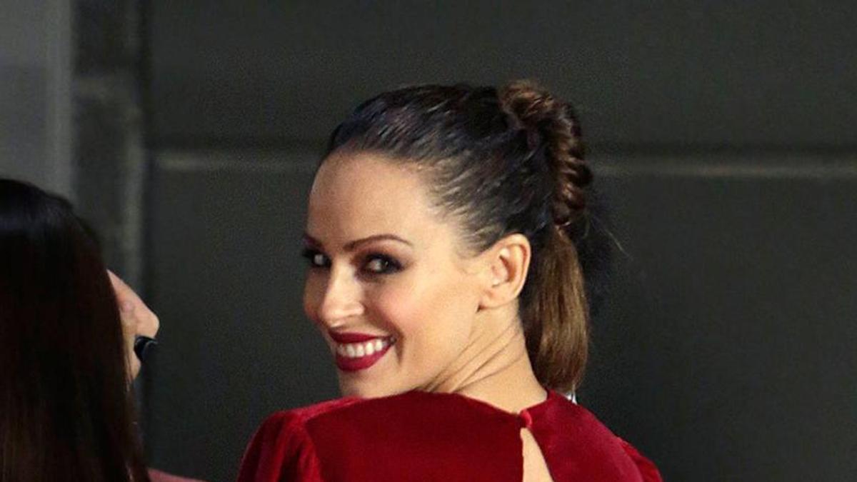 Eva González de espaldas con el vestido de terciopelo rojo