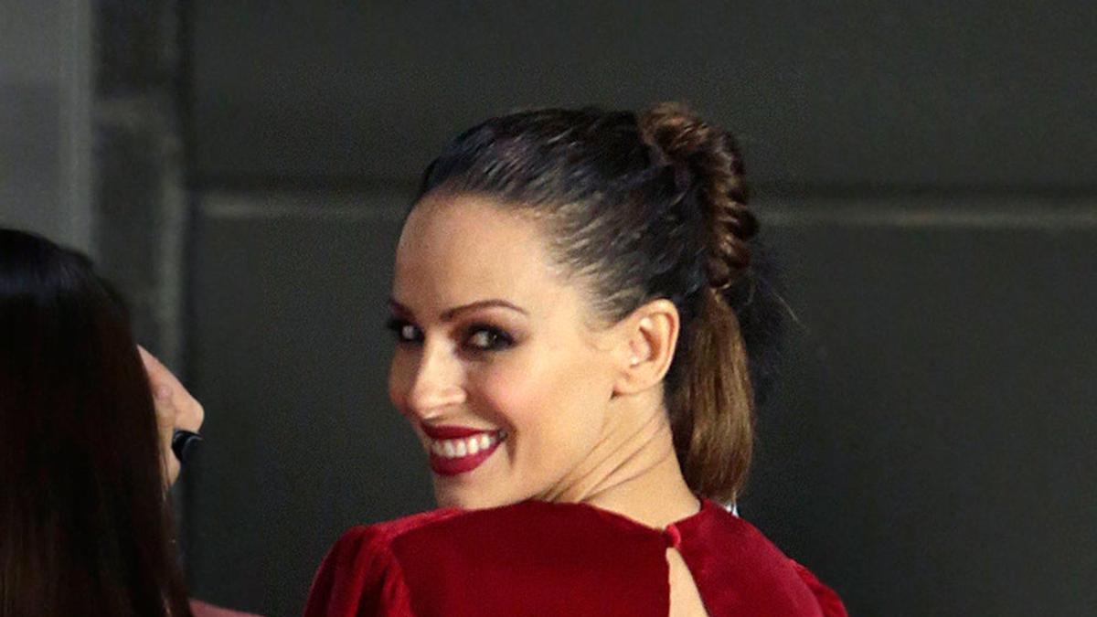 Eva González de espaldas con el vestido de terciopelo rojo