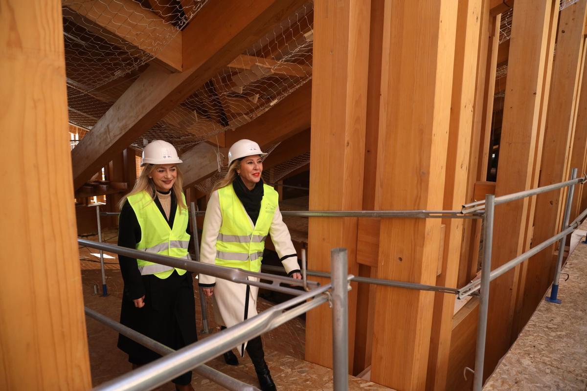 La consejera de Economía de la Junta de Andalucía, Carolina España, y la consejera de Cultura y Deporte, Patricia del Pozo, han visitado esta mañana las obras de la cubierta de la Catedral de Málaga, junto al obispo de Málaga, Monseñor José Antonio Satué.