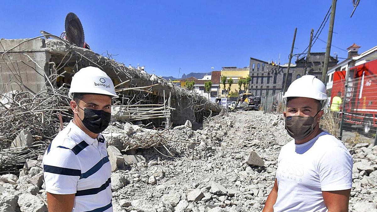 José Santana, a la izquierda, y Abián Granero, a la derecha, entre los escombros . | | JUAN  CASTRO