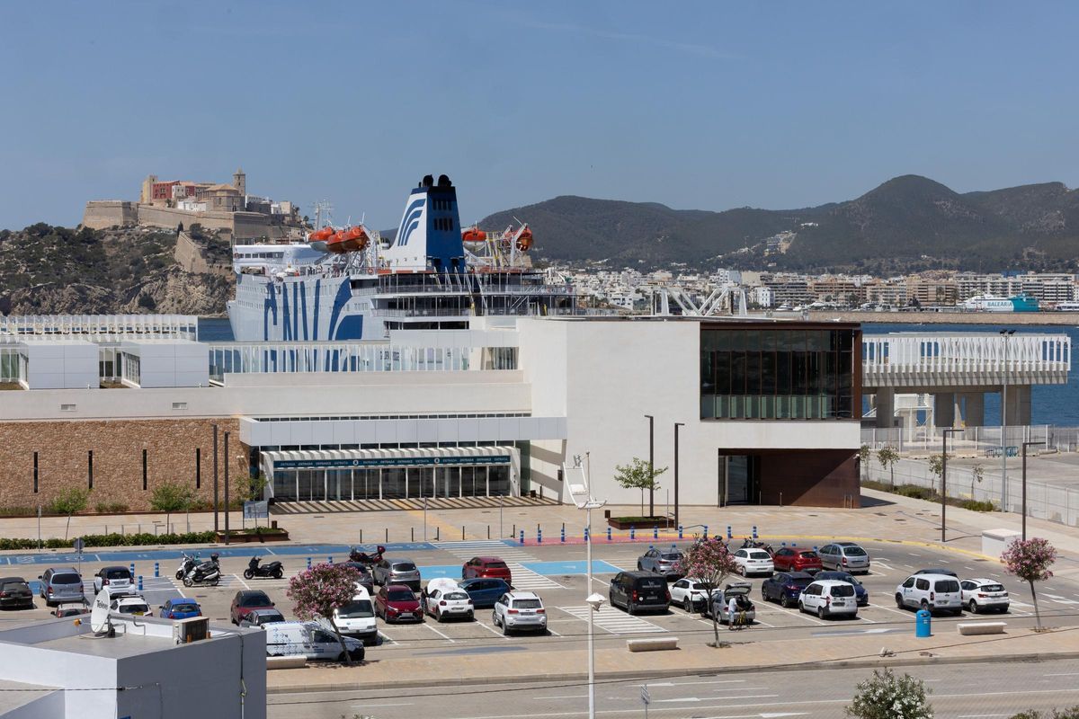 Baleària y Trasmed cargan contra el Consell de Ibiza y aseguran que cumplen la ley