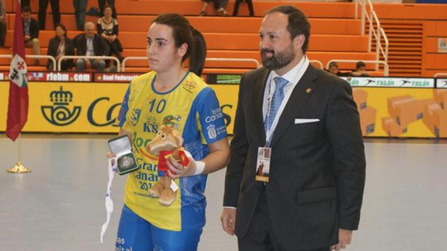 La jugadora del Rocasa Alba Albaladejo recoge el galardón de Mejor Defensora de la Copa de la Reina