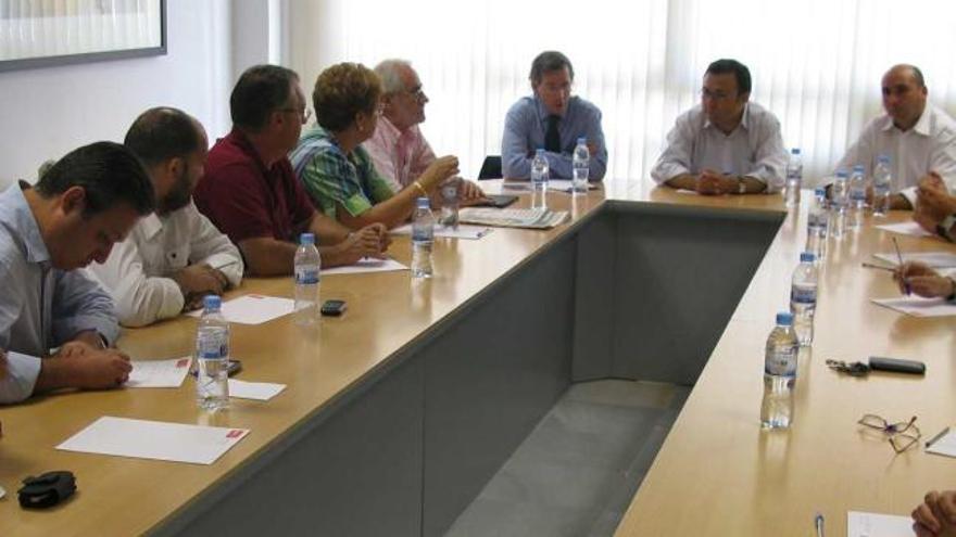 Un momento de la reunión, ayer, con los representantes de las agrupaciones.