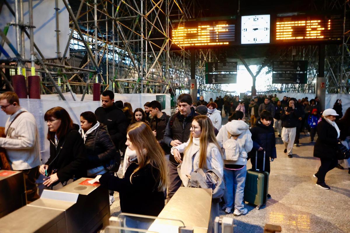 Tráfico denso en la principal estación de cercanías de València, la Estación del Norte