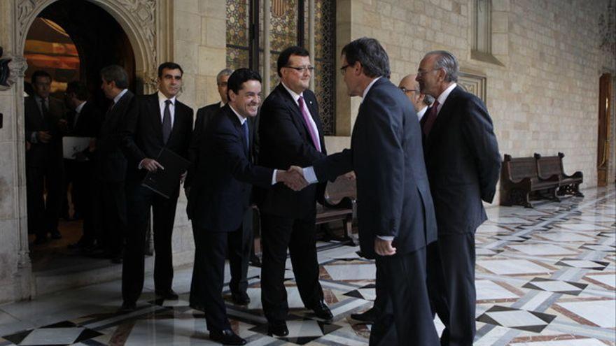 Enrique Bañuelos saluda al presidente Artur Mas.