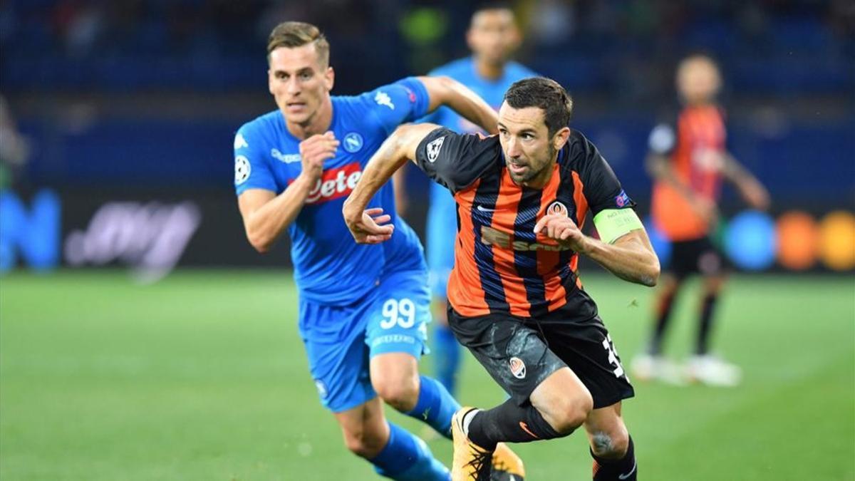 Srna supera a Milik en el Shakhtar-Nápoles de la Champions League