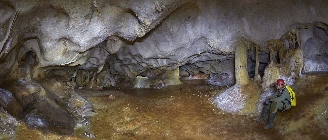 La fotografía que acompaña el artículo del National Geographic: el espeleólogo José Antonio Pinto en una de las salas de esta nueva cueva en La Araña.