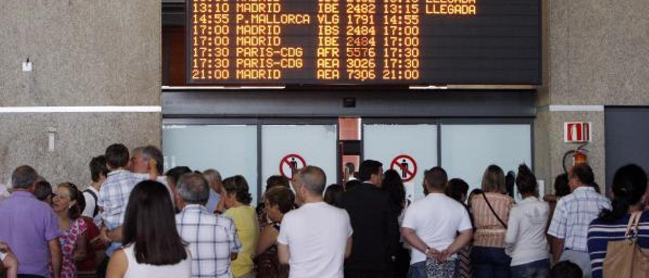 Viajeros en la zona de llegadas del aeropuerto de Vigo. // Marta G. Brea