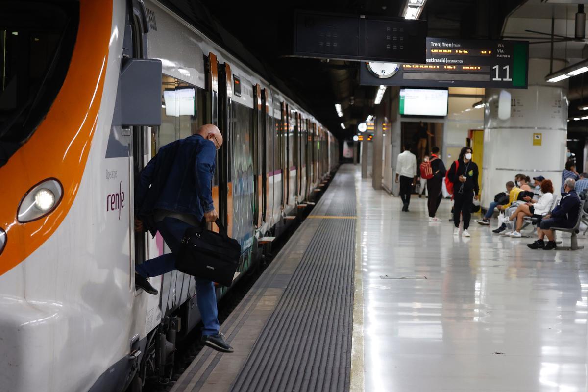 Un maquinista espera su relevo que no llega en los andenes de la estación de Rodalies de Sants, mientras el tren queda en la vía sin hora prevista para salir, el 4 de octubre.