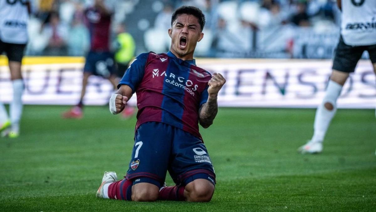 Roger Brugue celebrando un gol con el Levante UD