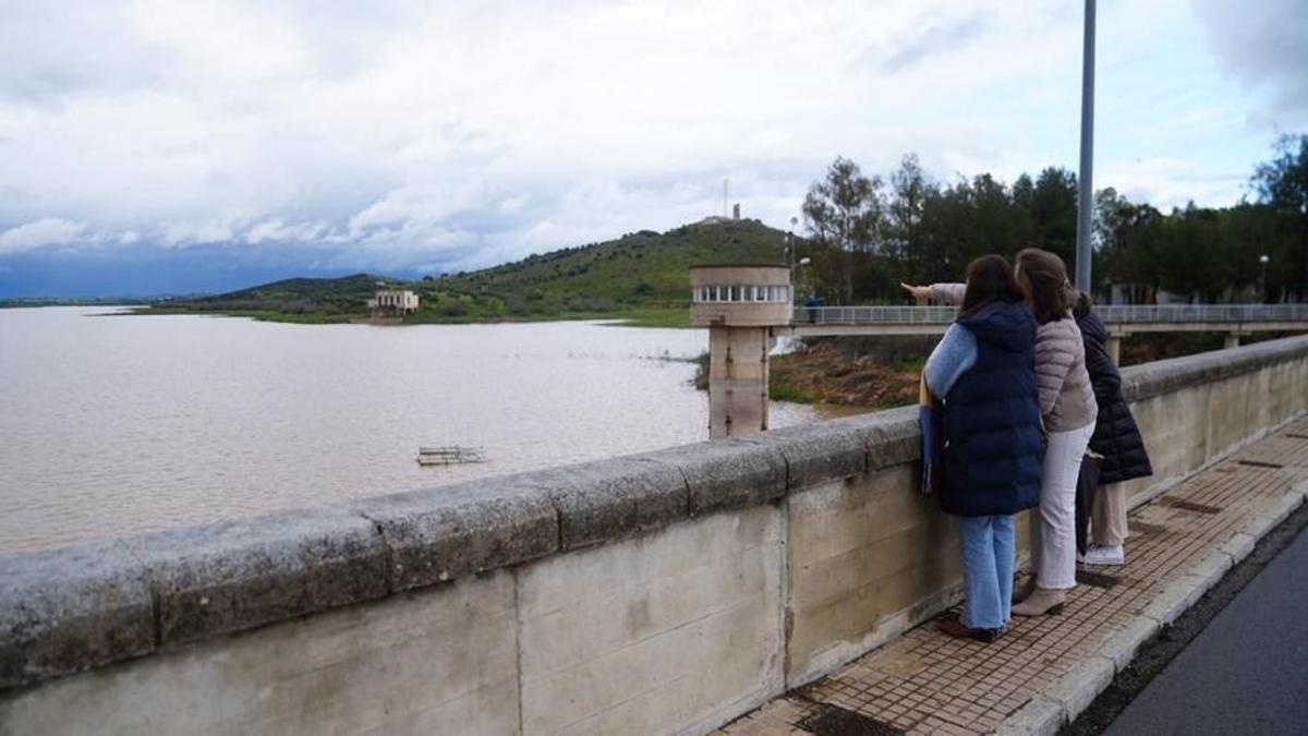 Vista del embalse de Iznájar, que pasa a estar en situación de alerta y sale de la emergencia.