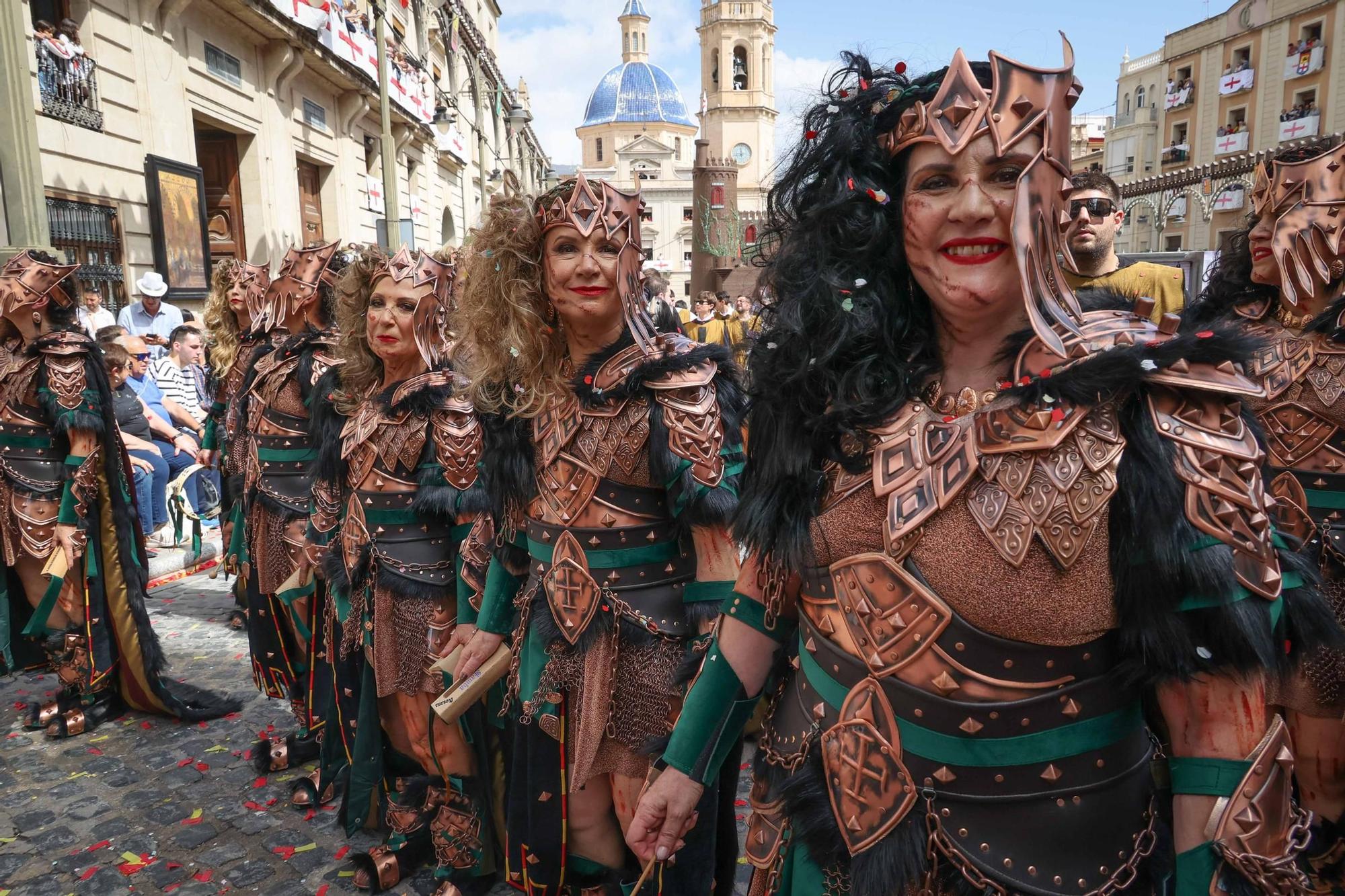 Alcoy se entrega al espectáculo de las tropas cristianas