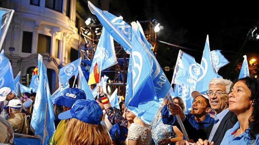 Celebració dels seguidors del Partit Popular, anit davant la seu de la formació al carrer Génova de Madrid