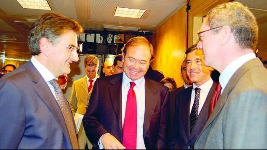 Ovidio Sánchez conversa con Alberto Ruiz-Gallardón, en presencia de Pío García Escudero y Ángel Acebes, que aparecen en el centro, en una foto de archivo.