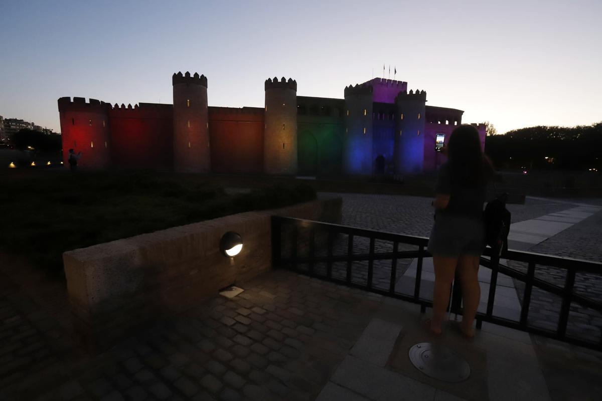 La Aljafería se ha iluminado con los colores de la bandera arcoíris.