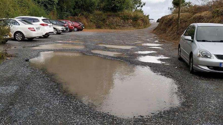 Estado de uno de los aparcamientos municipales en A Estrada, próximo a Correos.