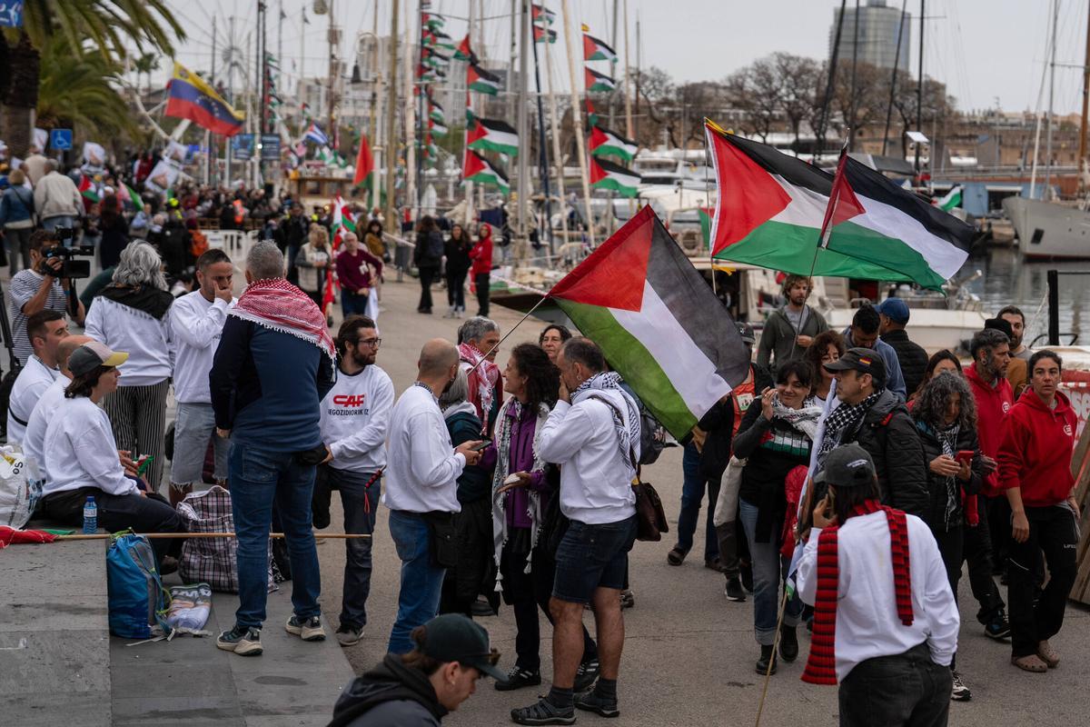 Una nueva flotilla con más de setenta embarcaciones y un millar de participantes se prepara para poner rumbo a Gaza, y el puerto de Barcelona se llena de actividades para apoyar la iniciativa. Foto de Zowy Voeten