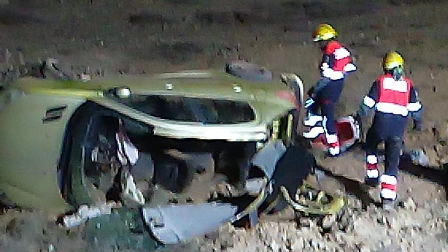 Un varón resulta herido grave tras volcar su vehículo en Yaiza