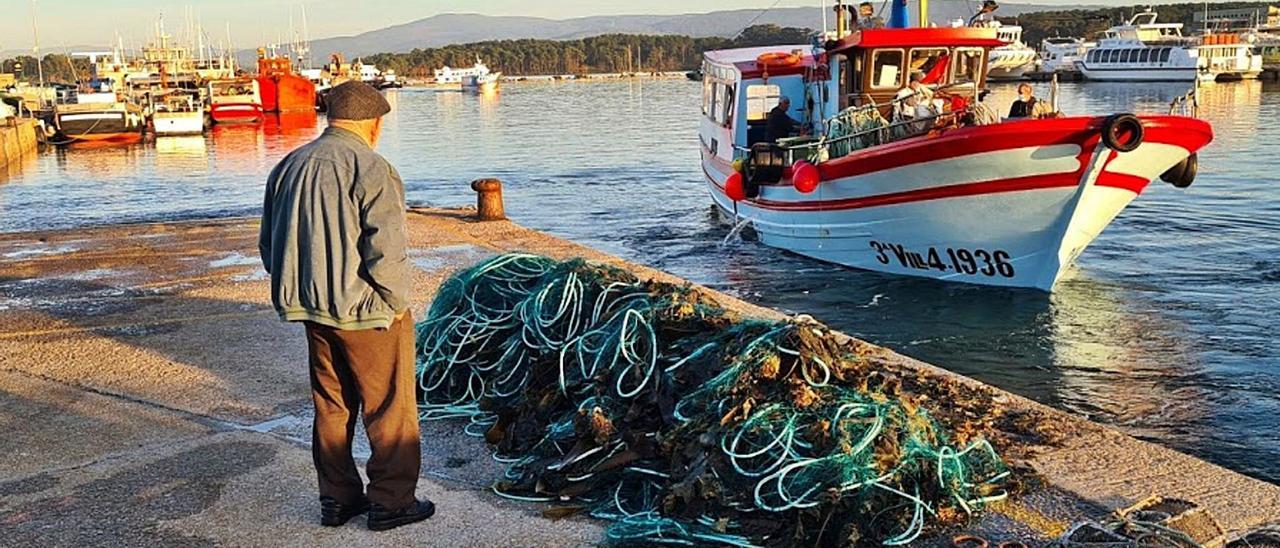 Un barco pescando sardina en la ría de Arousa, a la altura del archipiélago de Sálvora. |   //   IÑAKI ABELLA