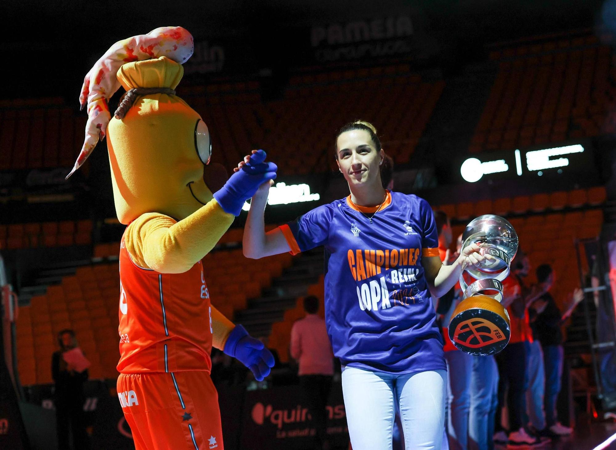 El Valencia Basket celebra a lo grande la Copa de la Reina con su afición