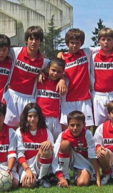 Los dos hermanos en el Aldapeta alevín que jugó la Donosti Cup: Luca, el más pequeño de arriba; Marco, debajo de su hermano a la derecha.