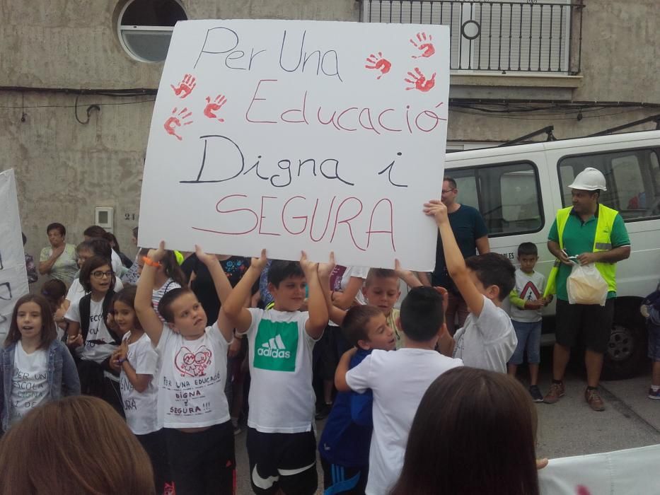 Protesta por el mal estado del colegio de la Font d'en Carròs