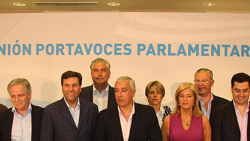 PP. Javier Arenas (centro) con portavoces parlamentarios.