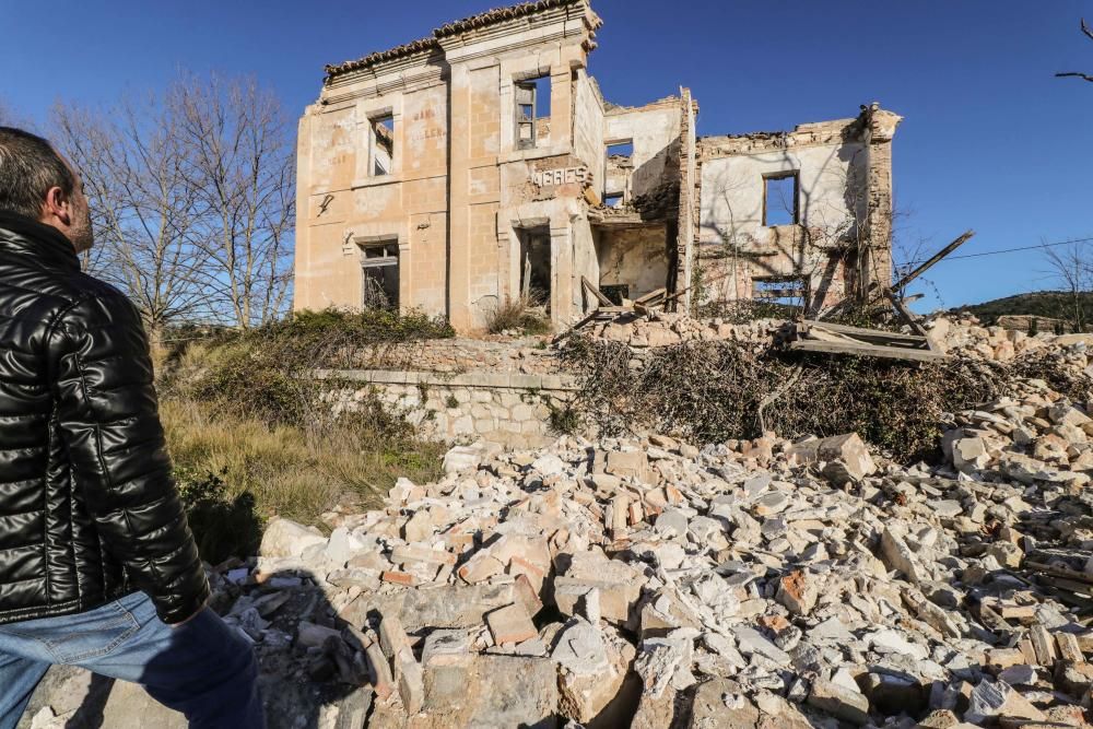 La antigua estación de Agres se viene abajo